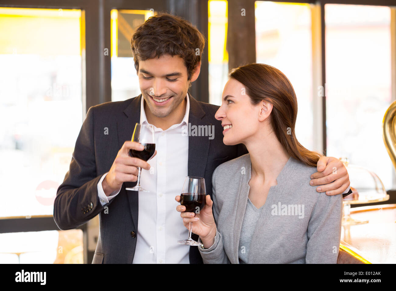 Femme Homme amoureux joyeux bar café potable Banque D'Images