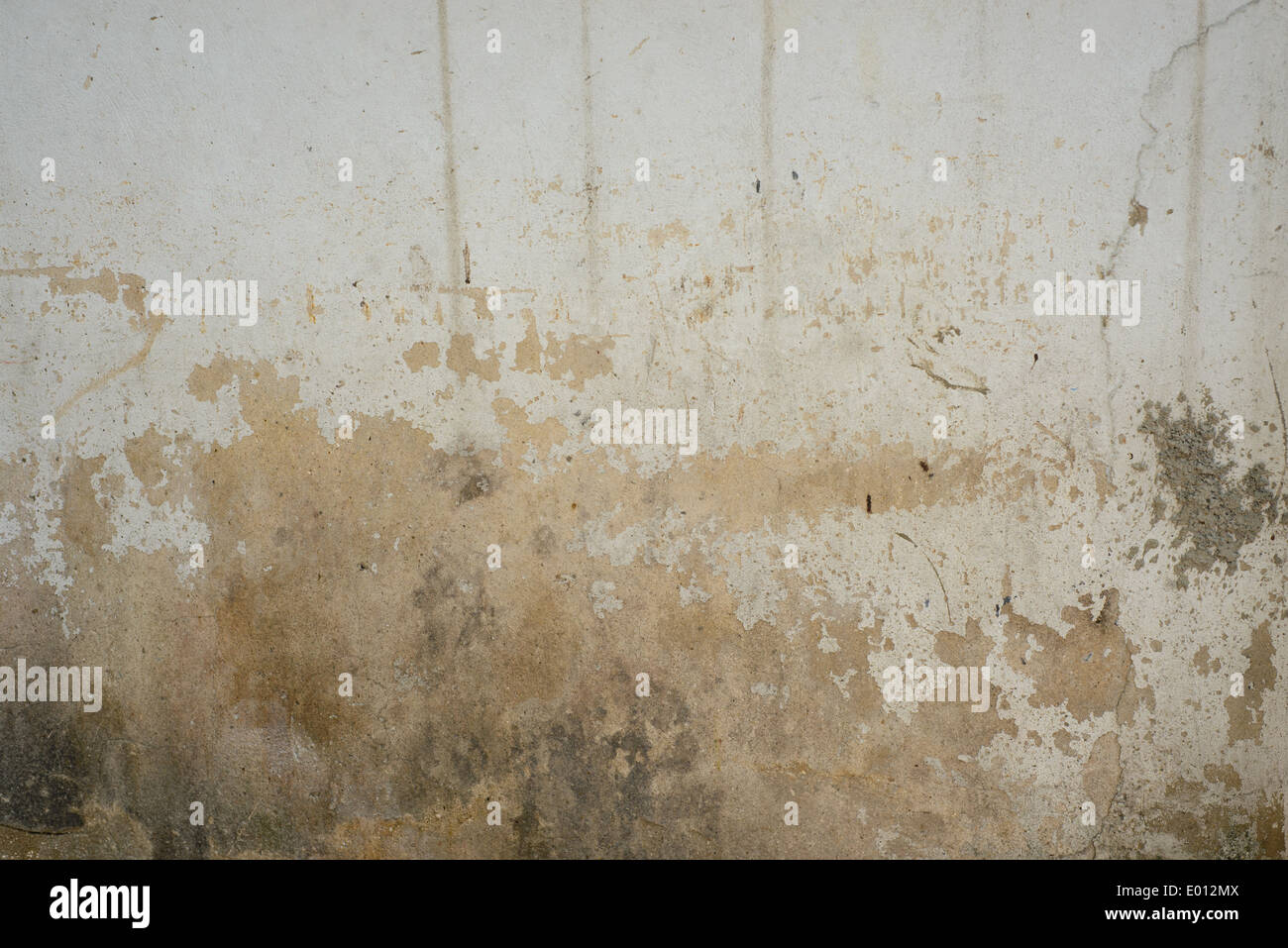 Un mur blanc avec de l'eau brune tache. Un résumé historique. Banque D'Images