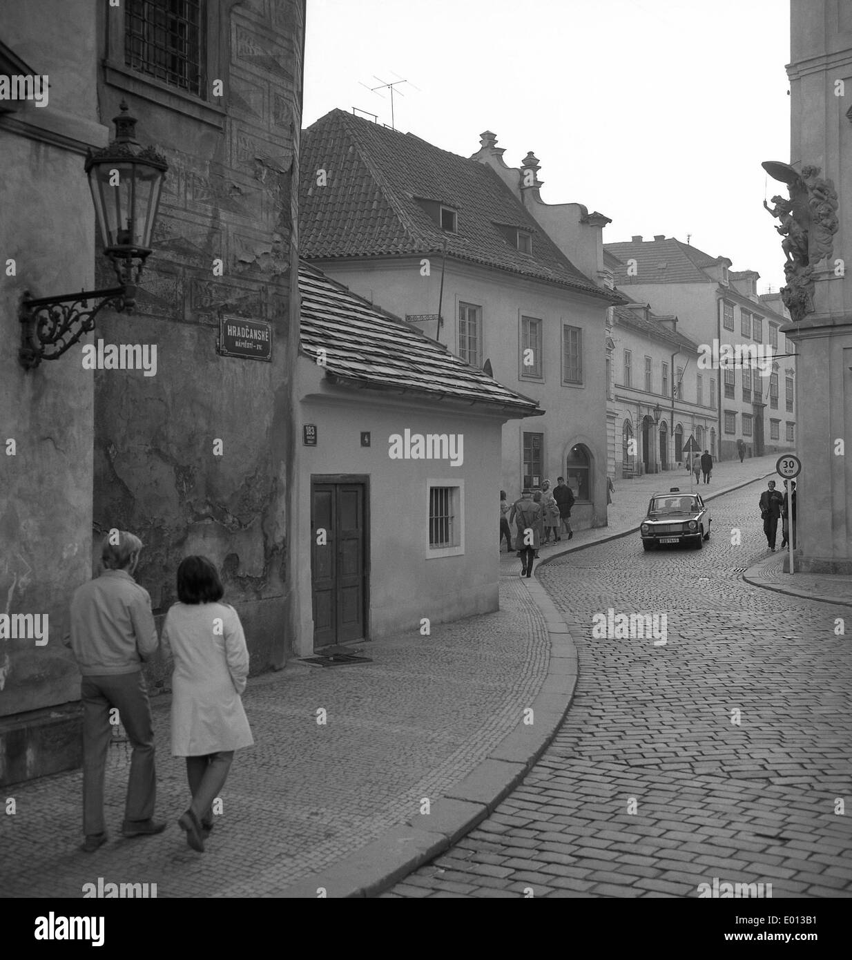 Les piétons dans le quartier de Mala Strana à Prague, 1969 Banque D'Images