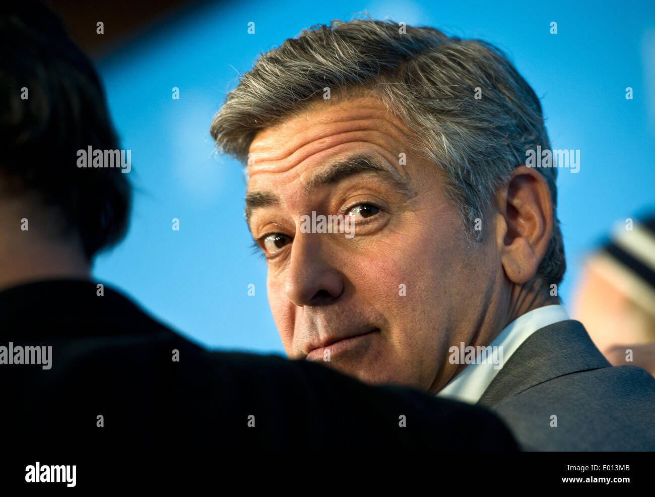 Berlin, Allemagne. Le 08 février, 2014. L'acteur George Clooney pose pendant une séance de photos pour le 'Les Monuments Men' lors de la 64ème Festival du Film de Berlin à Berlin, Allemagne, 08 février 2014. Le film est présenté officieusement à la Berlinale, qui se déroulera du 06 au 16 février 2014. Photo : DANIEL NAUPOLD/DPA/Alamy Live News Banque D'Images
