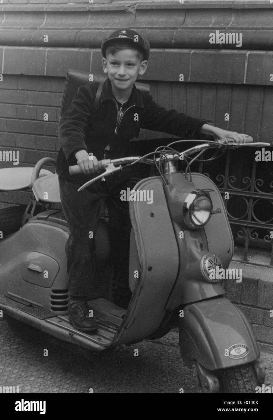 Un étudiant sur un scooter à Berlin, 1955 Banque D'Images
