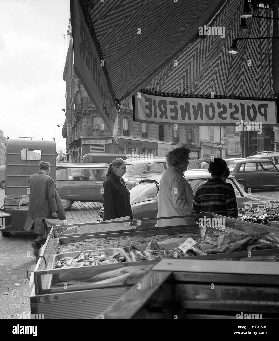 Magasin de poissons à la rue Mouffetard à Paris, 1967 Banque D'Images