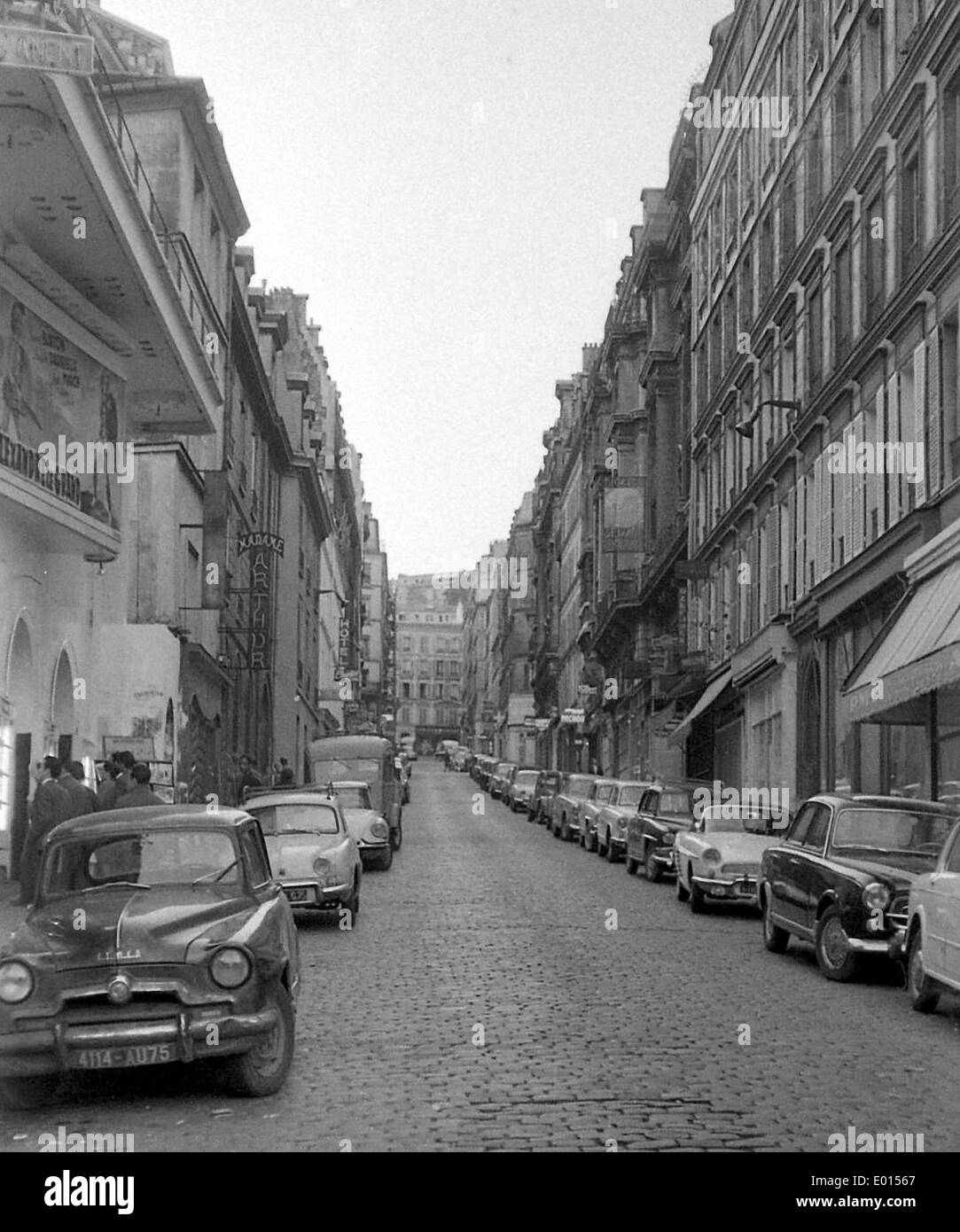 Voitures dans une rue de Paris, 1962 Banque D'Images
