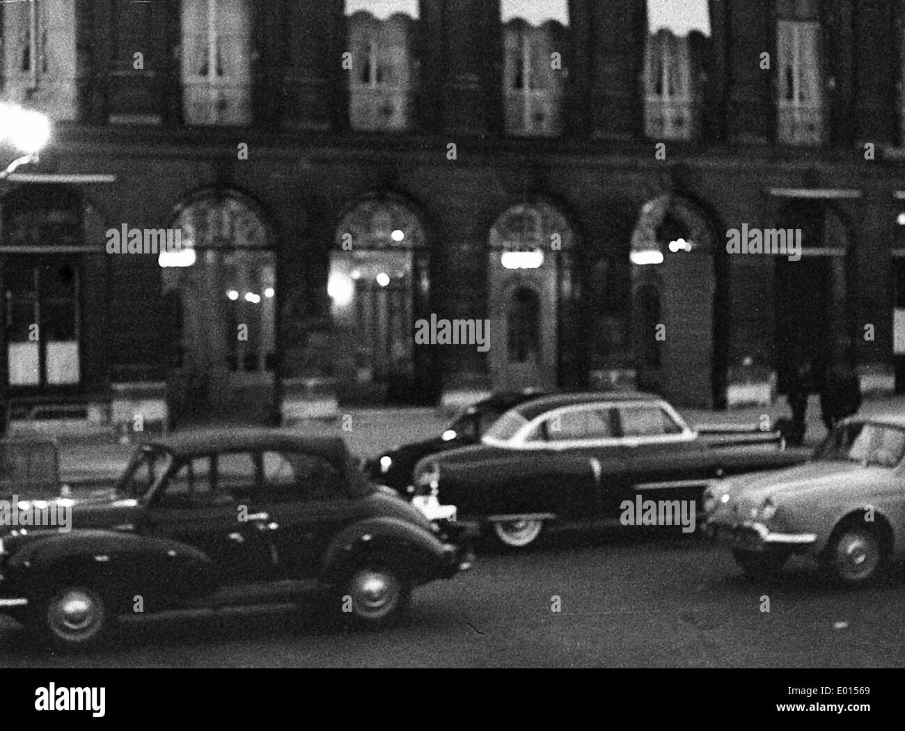 Voitures et la rue de Paris la nuit, 1962 Banque D'Images