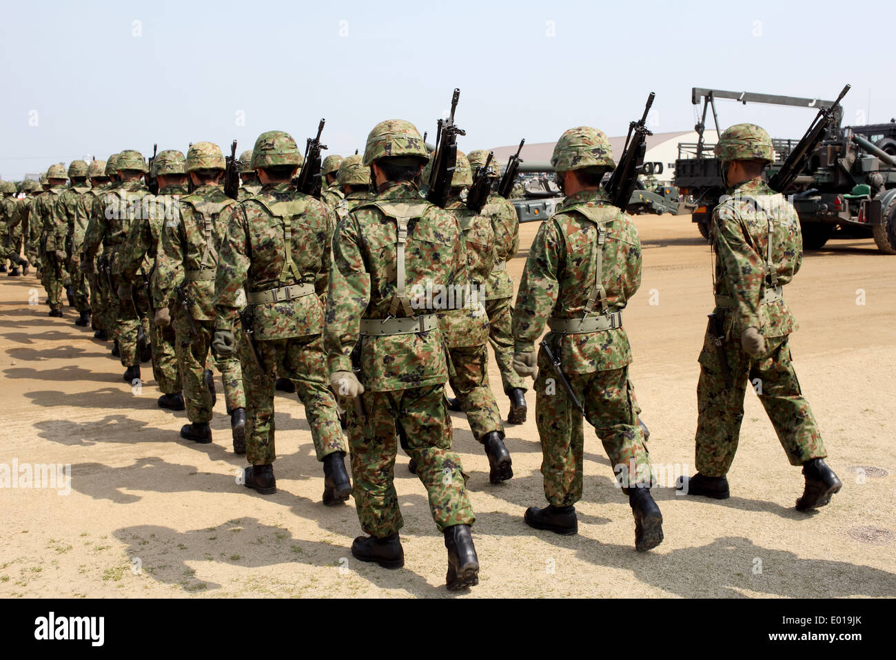 Armée de soldats marchant avec arme Banque D'Images