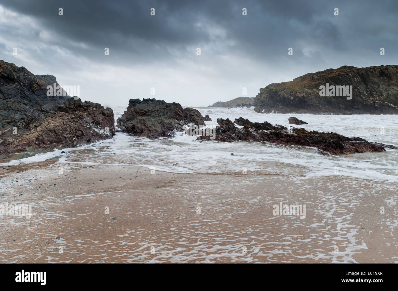 Porth Dafarch Anglesey au nord du Pays de Galles sur un jour de tempête. Banque D'Images