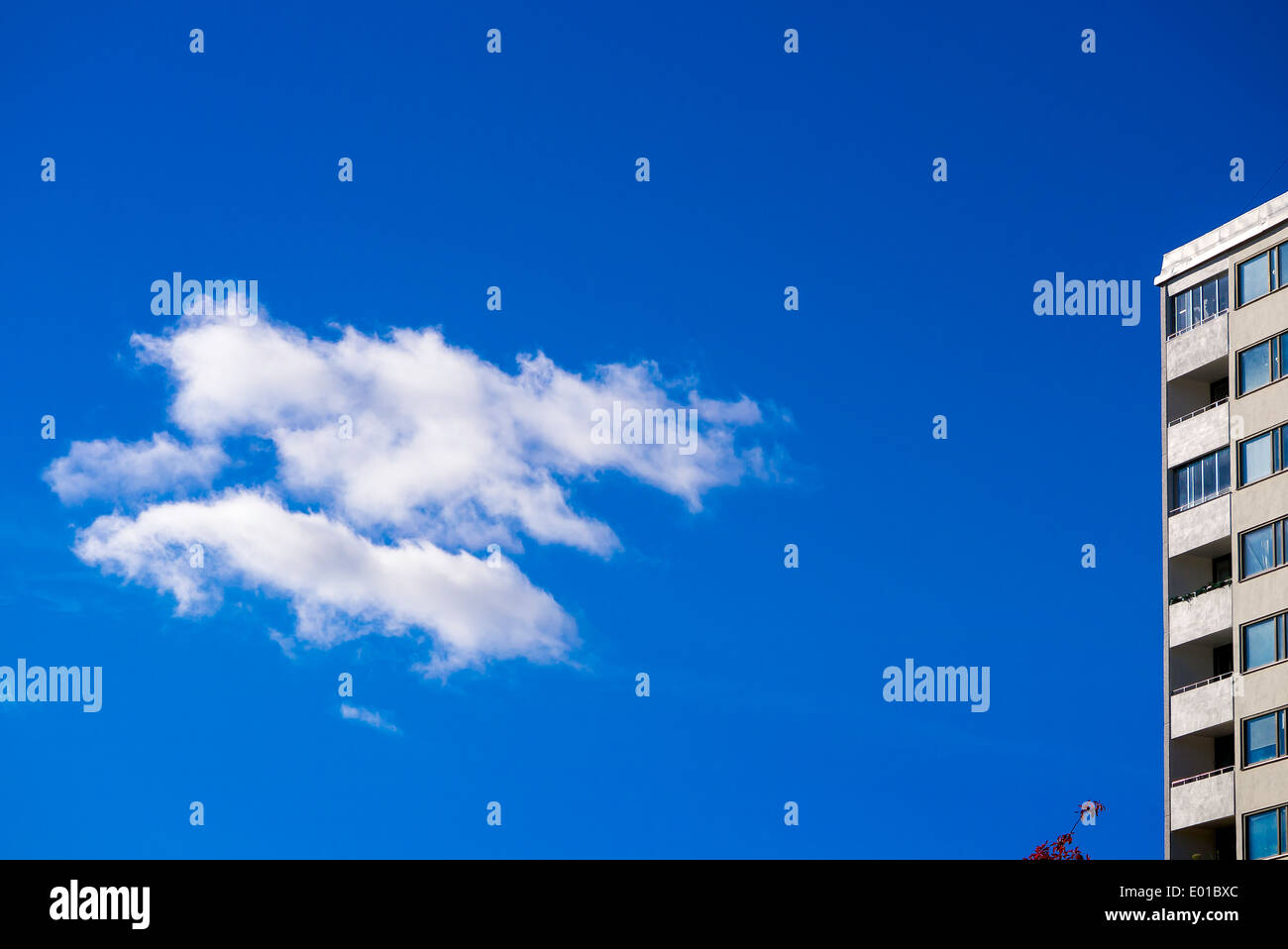 Maison à côté de nuage ciel bleu Banque D'Images
