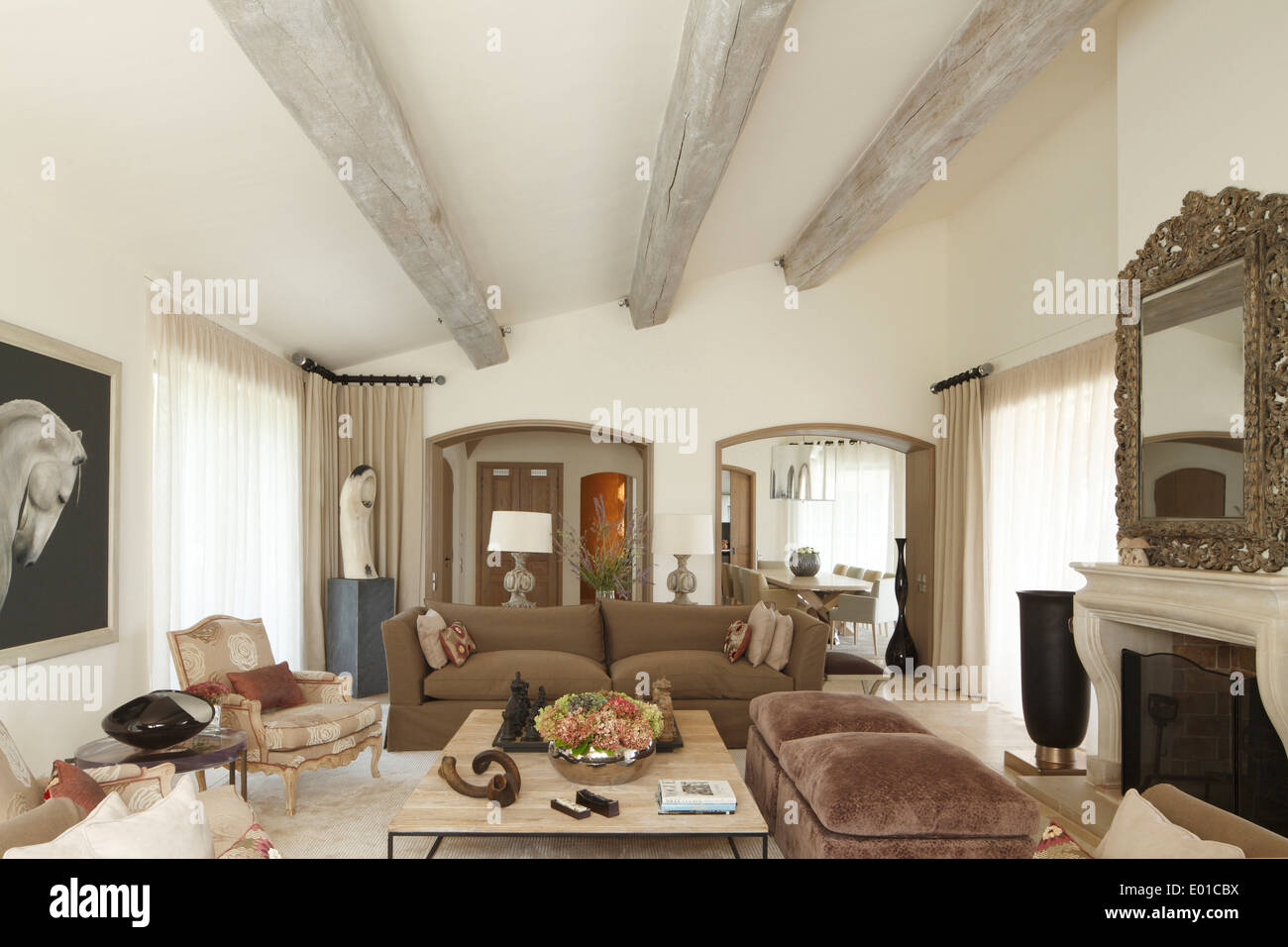 Plan Large De Salon Montrant Un Plafond Mansarde Avec Poutres