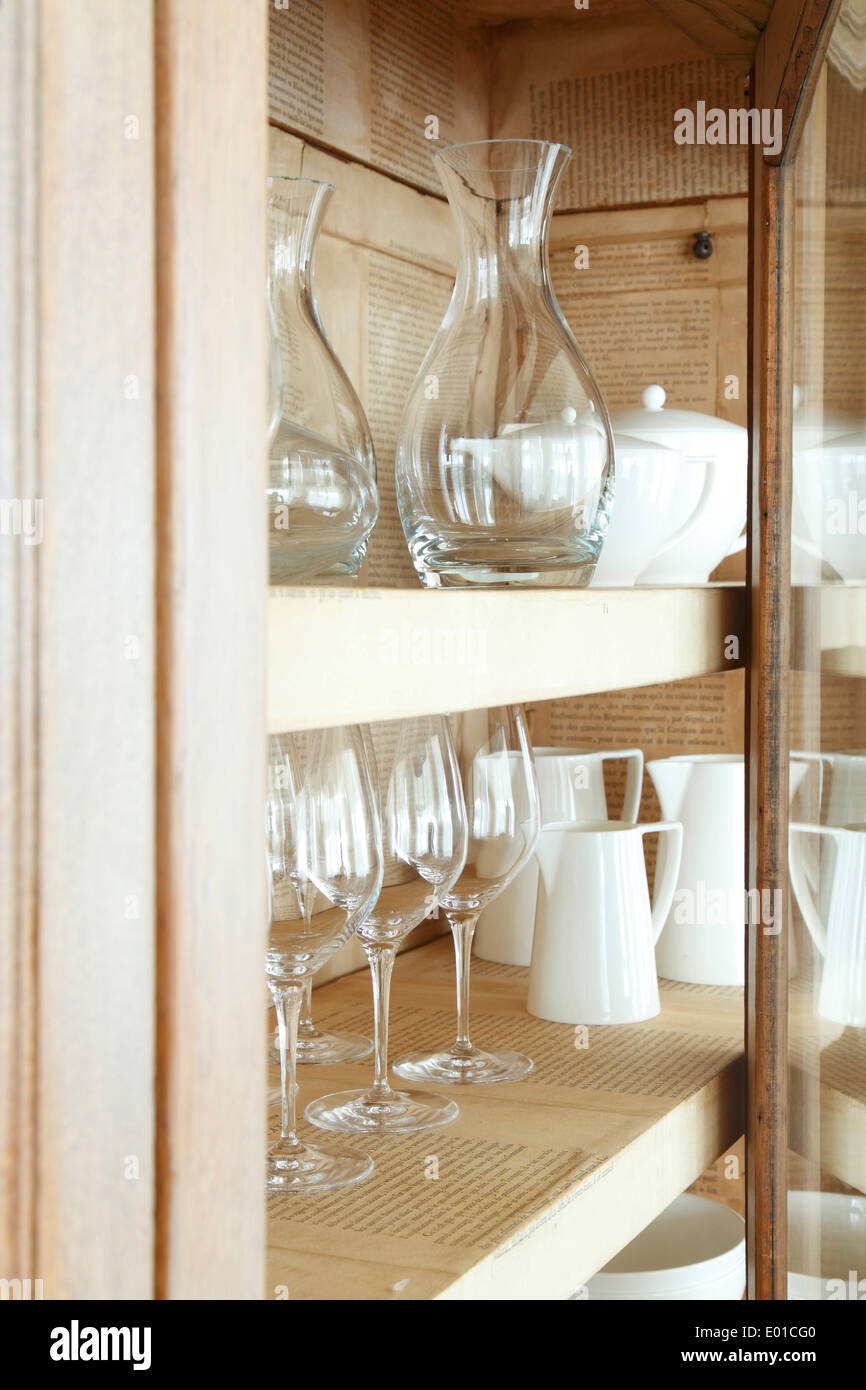 Détail de l'armoire rustique voir de verrerie et de vaisselle intérieur de  cabinet bordée de pages d'un livre Mairie Villa St Photo Stock - Alamy