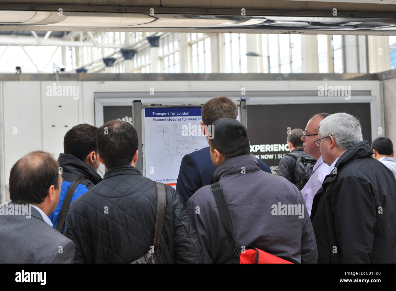 Waterloo, London, UK. 29 avril 2014. Les voyageurs à la gare de Waterloo essayez de trouver des routes alternatives pendant la grève du tube. Crédit : Matthieu Chattle/Alamy Live News Banque D'Images