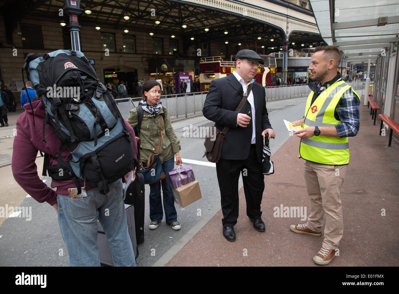 Tube de Londres, Victoria Station, grève, London, UK 29 avril, 2014. L'image montre les navetteurs dans les rues d'attente à la gare de Victoria dans l'heure de pointe du matin à essayer de travailler via les bus pendant la grève du tube de Londres. Banque D'Images