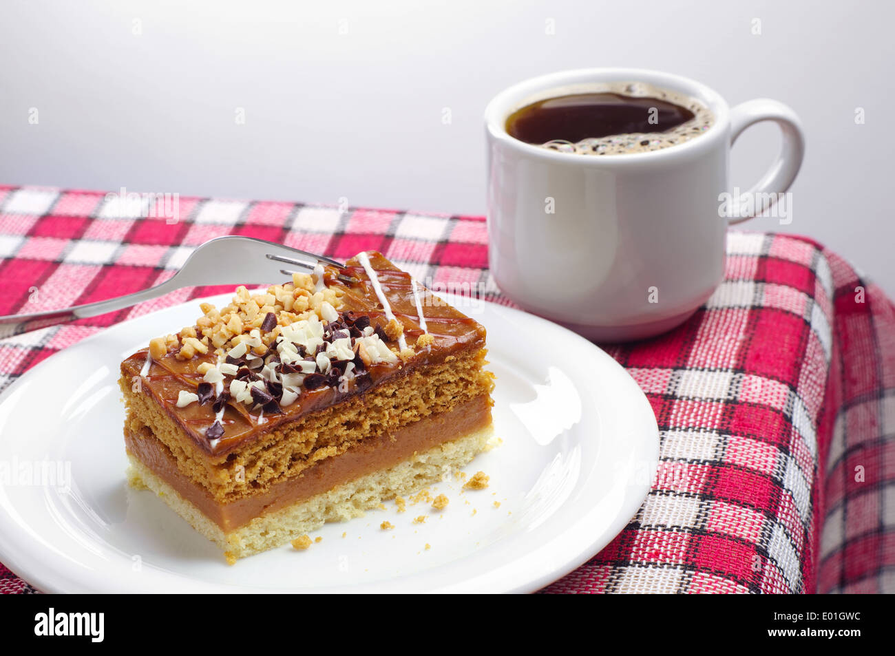 Des gâteaux et du café sur une nappe rouge Banque D'Images