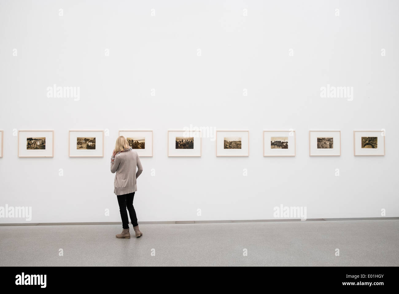Woman looking at photographs par Boris Mikhailov au Musée Pinakothek à Munich Allemagne Banque D'Images