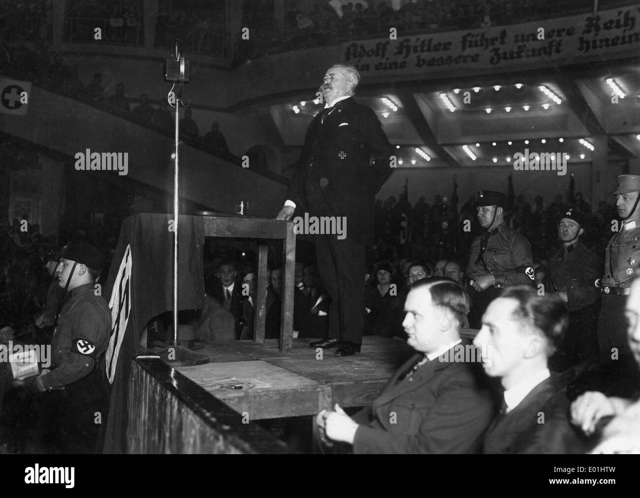 Général Karl Litzmann NSDAP lors d'une conférence au Sportpalast de Berlin, 1930 Banque D'Images