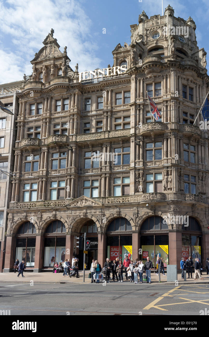 Magasin Jenners sur Princes Street, Edimbourg avec les consommateurs et les touristes attendant de traverser la route. Banque D'Images