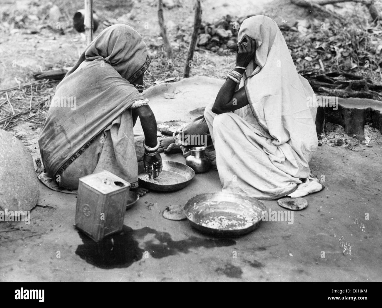 Deux femmes ayant un repas indien, 1930 Banque D'Images