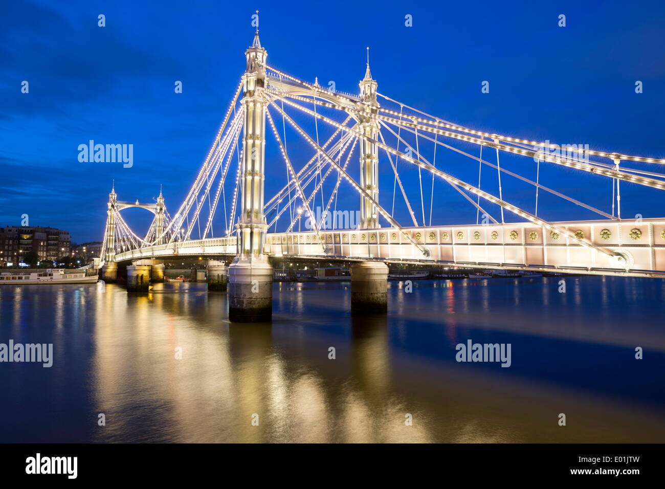 Albert Bridge et la Tamise de nuit, Chelsea, Londres, Angleterre, Royaume-Uni, Europe Banque D'Images