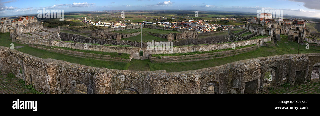 Vue de la forteresse de Nossa Senhora da Graça depuis le toit, Elvas, Portugal Banque D'Images Vue de la forteresse de Nossa Senhora da Graça depuis le toit, Elvas, Portugal Banque D'Images