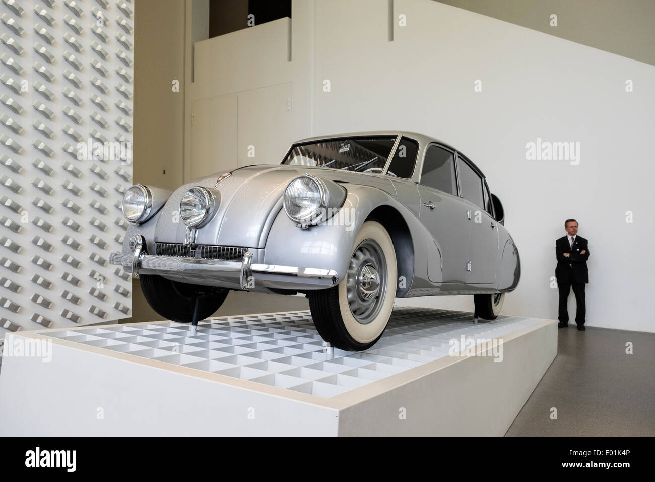 Tatra 87 motor car à l'affiche au Musée Pinakothek à Munich Allemagne Banque D'Images