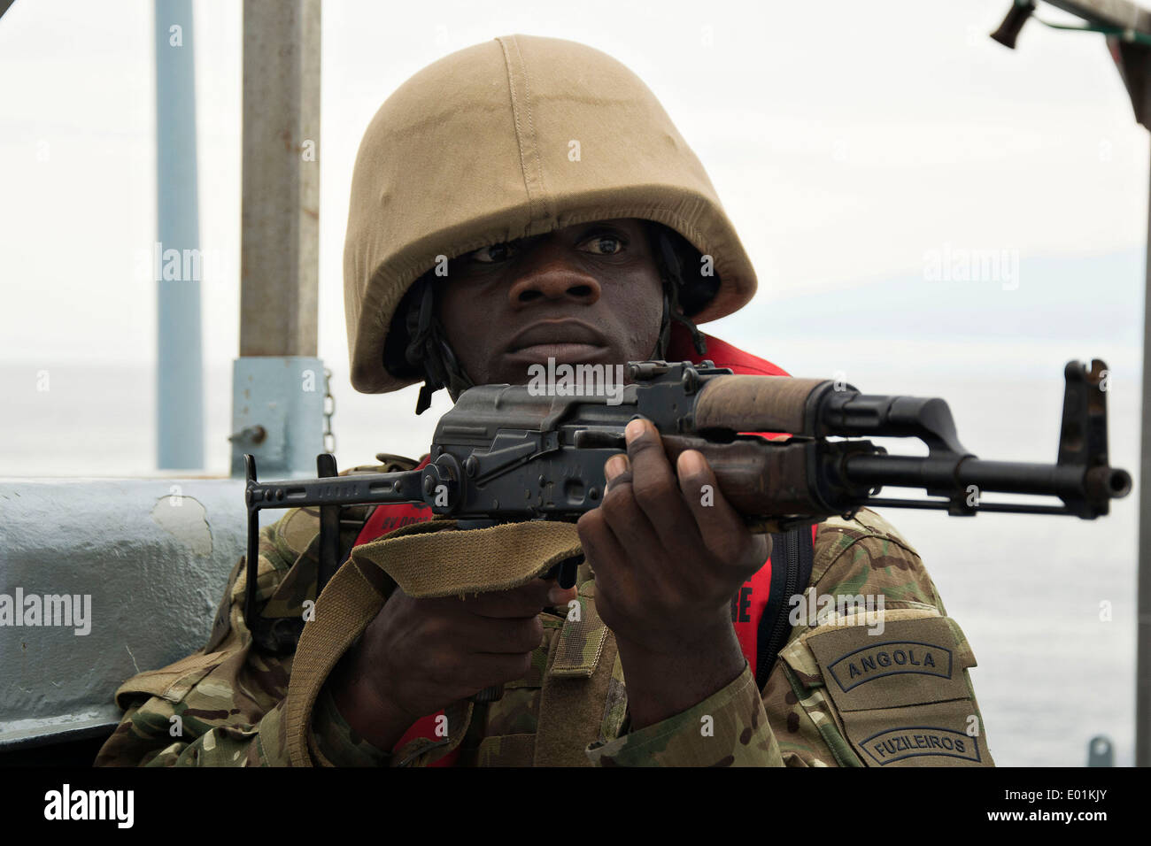 Un Angolais au cours d'un marin la traite de l'exercice dans le cadre d'Obangame Express Belge à bord du navire de commandement et de soutien logistique Godetia BNE partie de formation commune avec les membres de l'Équipe SEAL de la marine américaine le 20 avril 2014 dans le golfe de Guinée. Banque D'Images