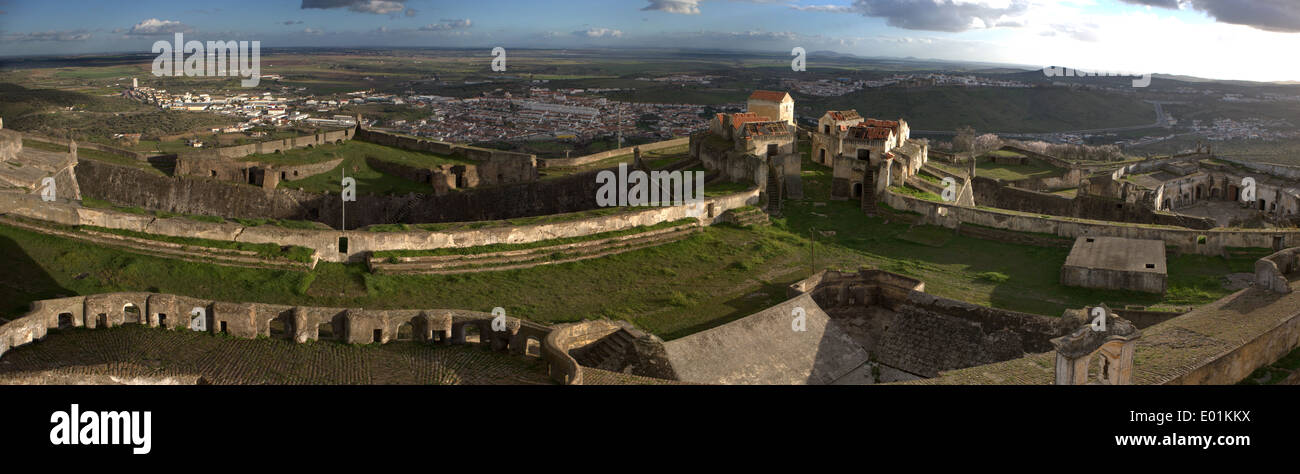 Vue de la forteresse de Nossa Senhora da Graça depuis le toit, Elvas, Portugal Banque D'Images Vue de la forteresse de Nossa Senhora da Graça depuis le toit, Elvas, Portugal Banque D'Images