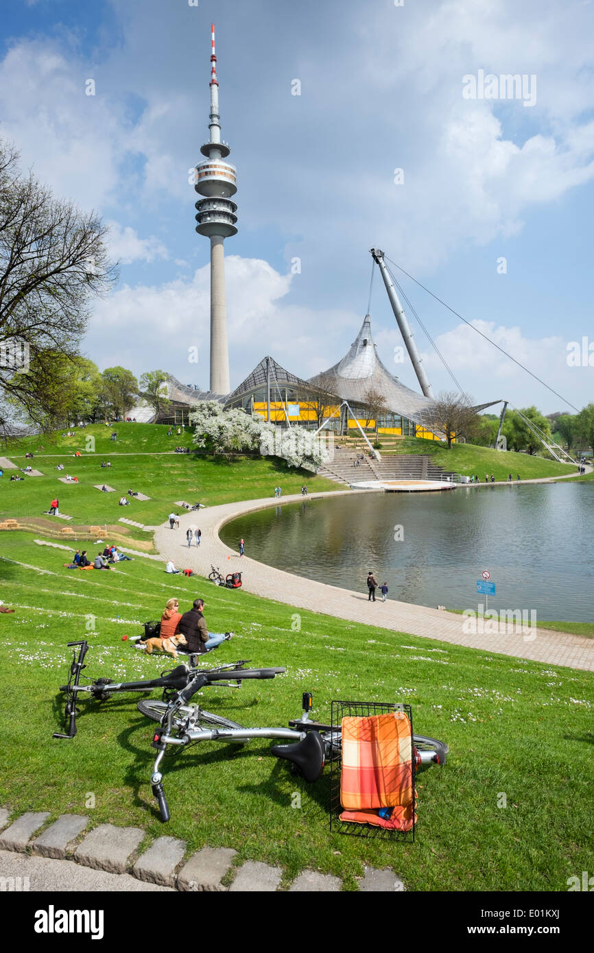 Les gens à l'extérieur en temps de printemps au Stade olympique de Munich Bavaria Allemagne Banque D'Images