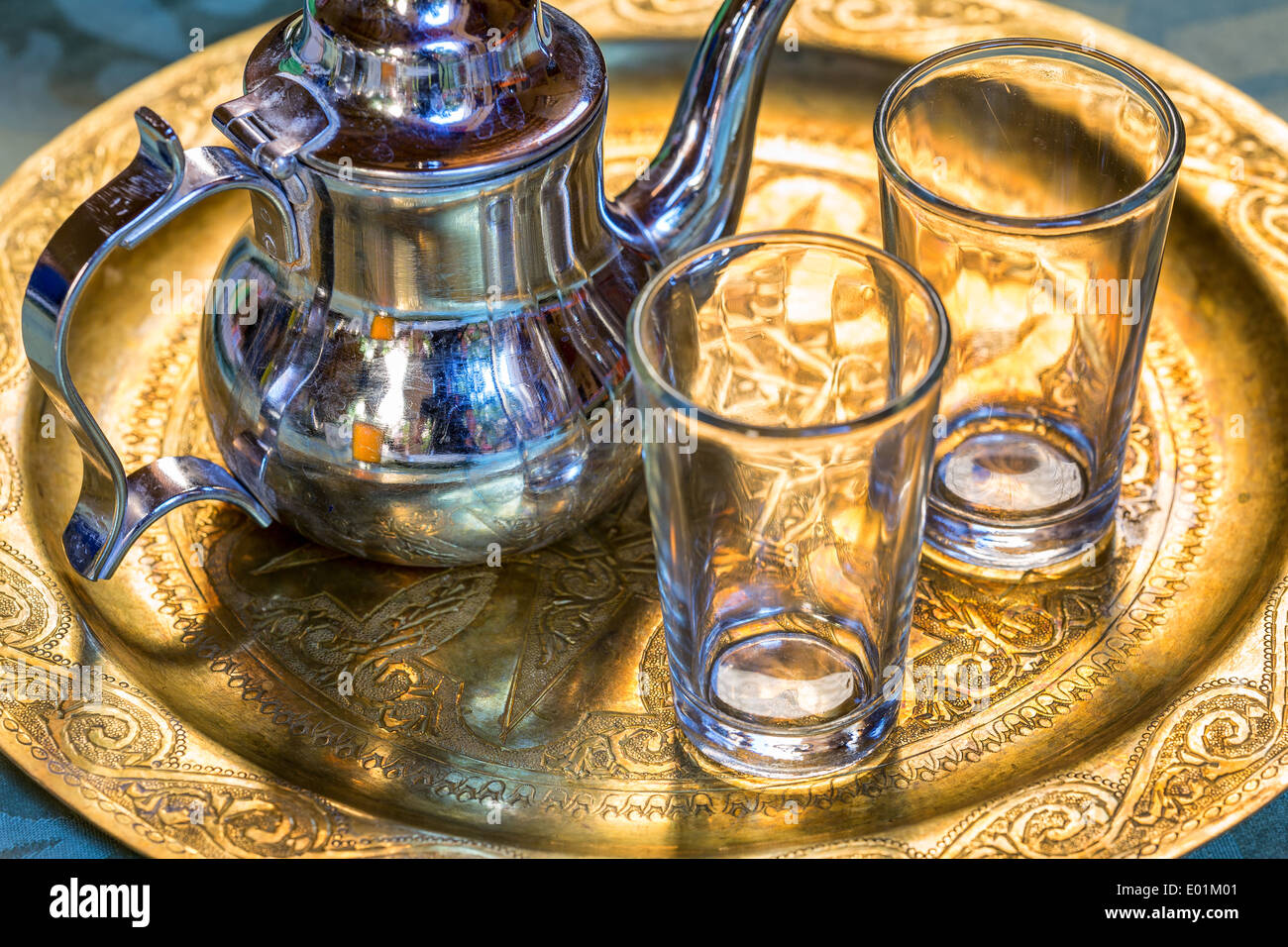 Servir le thé façon marocaine, Merzouga, Maroc, Afrique Banque D'Images