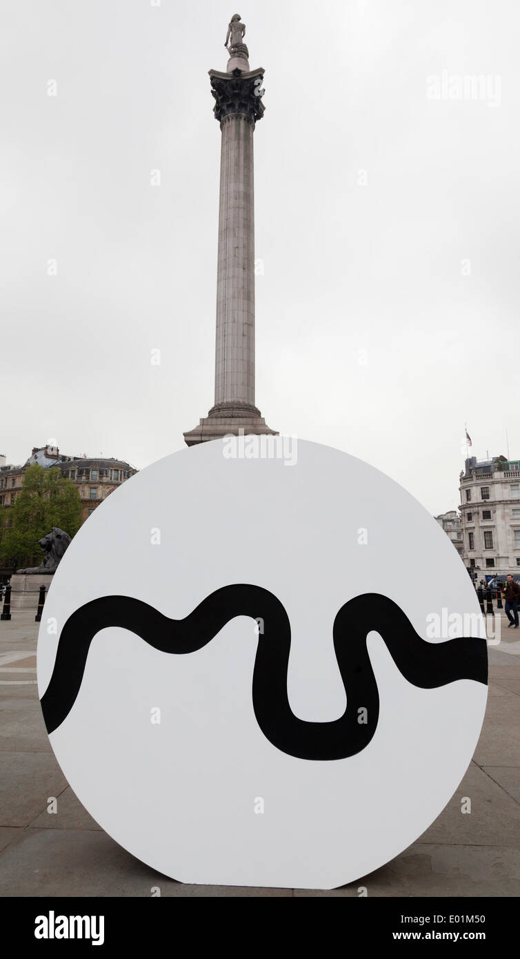 Londres, Royaume-Uni. 29 avril 2014. Un gros point Londres est aujourd'hui affiché dans Trafalgar Square. Dot Londres, le nouveau nom de domaine pour Londres, lance aujourd'hui, marquant la première fois que les entreprises, les organismes et les particuliers peuvent présenter une demande d'une adresse internet se terminant par .Londres comme une alternative au .com ou .fr. Il y a déjà un haut niveau d'intérêt dans le nouveau domaine de Londres avec plus de 50 000 expressions d'intérêt. Credit : Nick Savage/Alamy Live News Banque D'Images