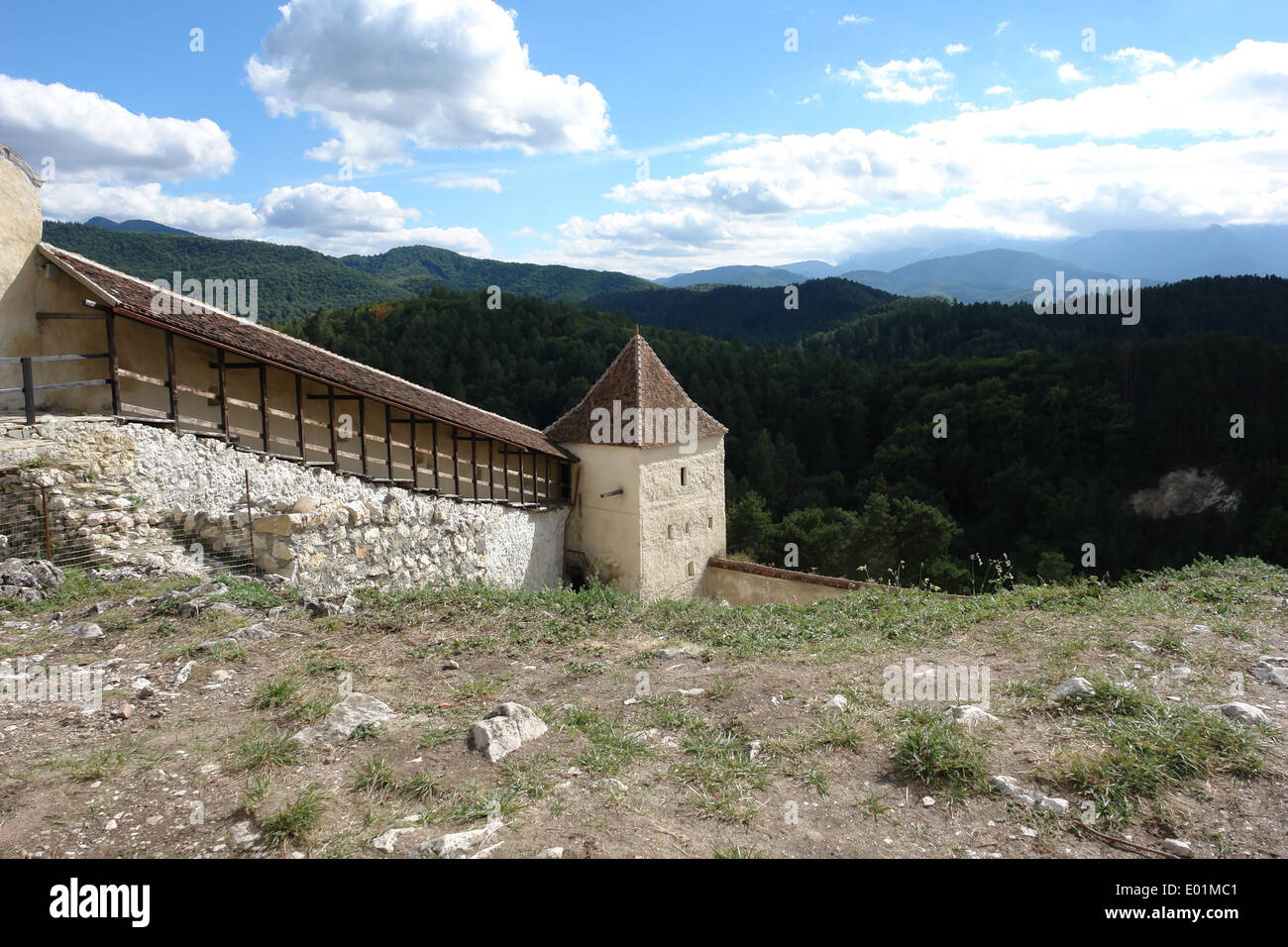 Le mur et la tour de l'ancienne forteresse Rasnov en Roumanie. Banque D'Images