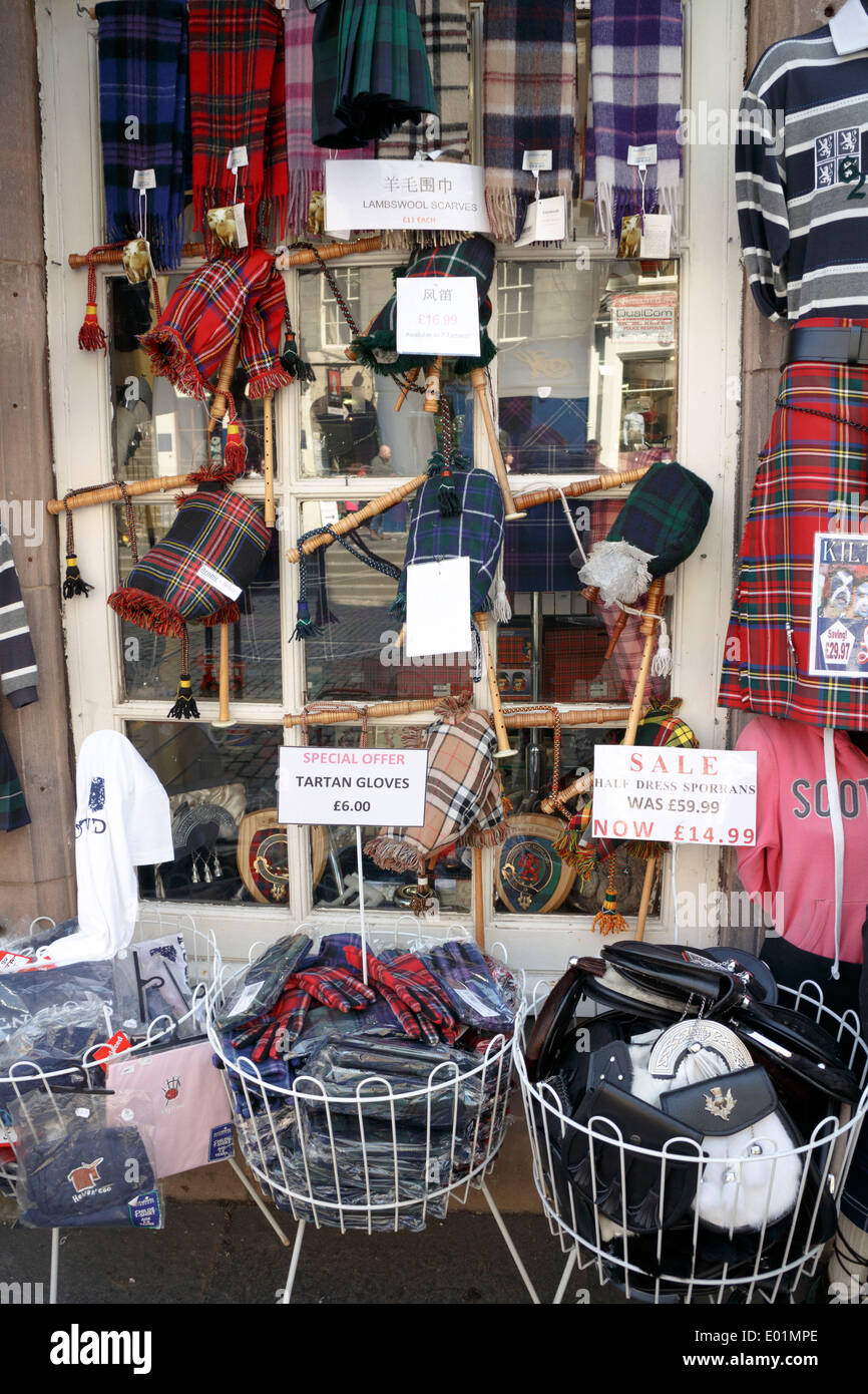 Les kilts jaquettes et autres marchandises tartan sur l'affichage à l'extérieur d'un magasin de souvenirs sur le Royal Mile. Banque D'Images