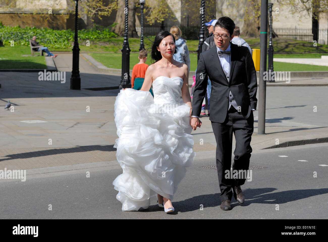 Londres, Angleterre, Royaume-Uni. Jeune couple japonais faisant un 'wedding' séance photo Banque D'Images