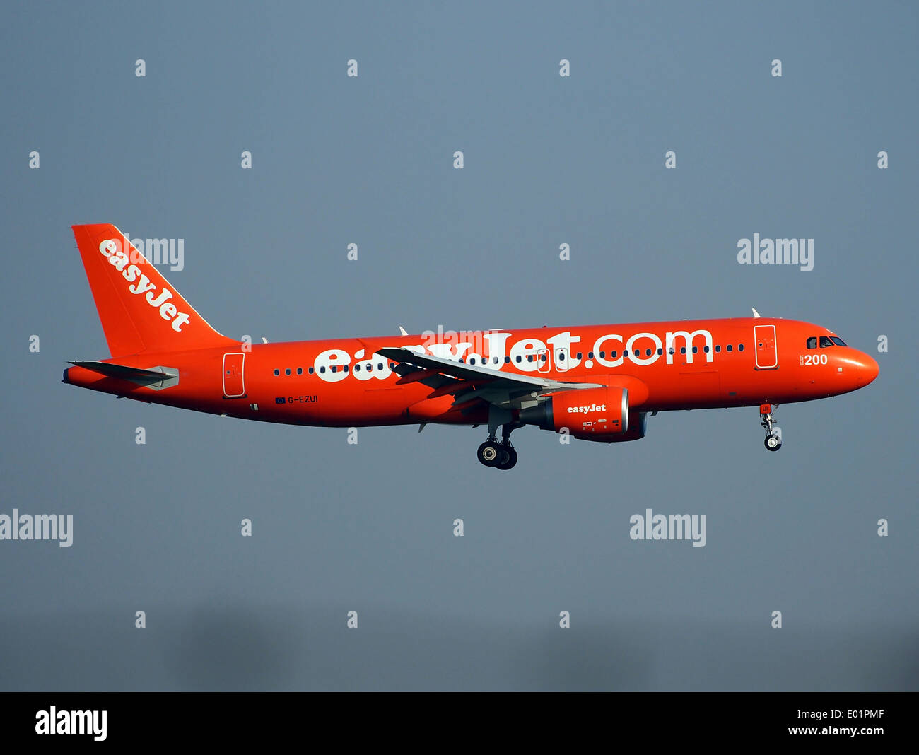 G-EZUI easyJet Airbus A320-214 à l'atterrissage à Schiphol (AMS - EHAM),  Pays-Bas Photo Stock - Alamy