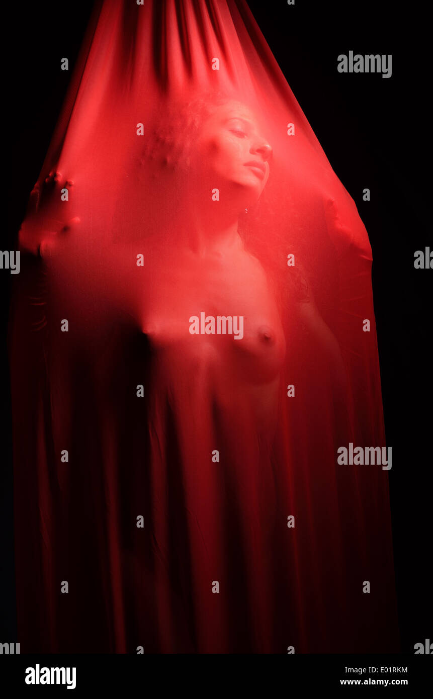 Femme nue derrière le voile rouge Photo Stock - Alamy
