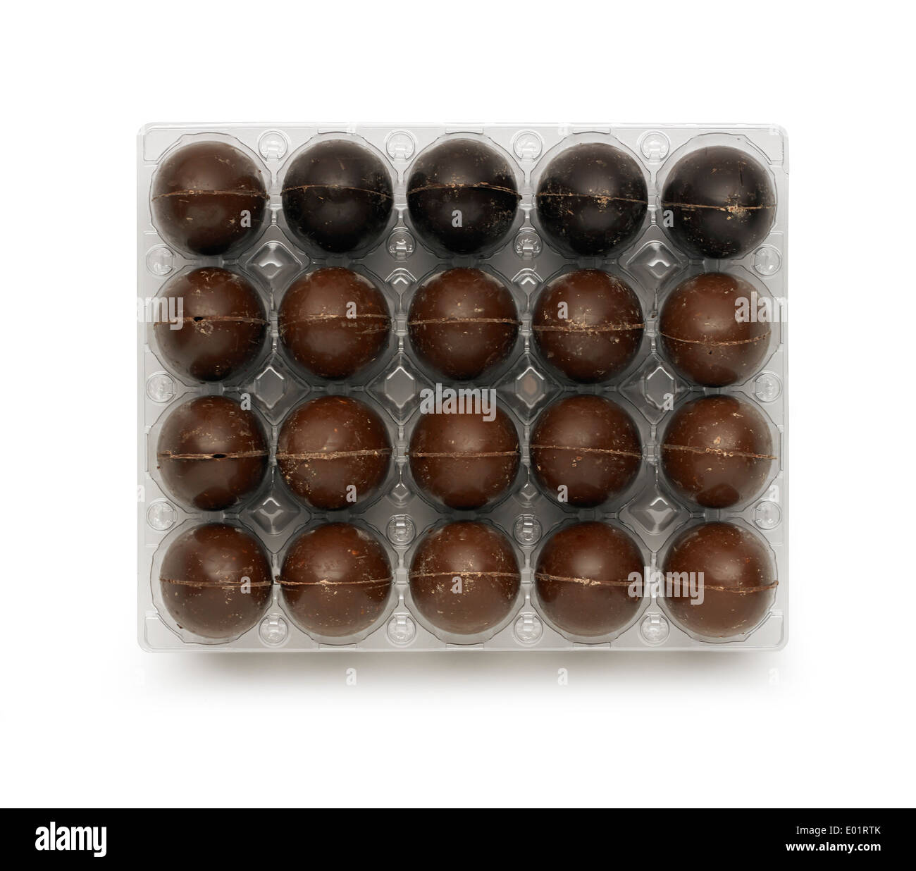 Peu des oeufs en chocolat carton, découper sur fond blanc Banque D'Images