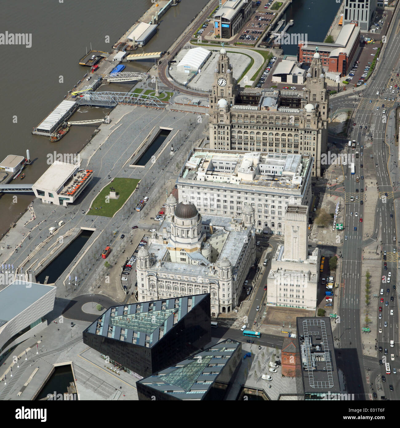 Vue aérienne de la zone d'aménagement du front de mer de Liverpool avec le Liver Building et la Rivière Mersey Banque D'Images