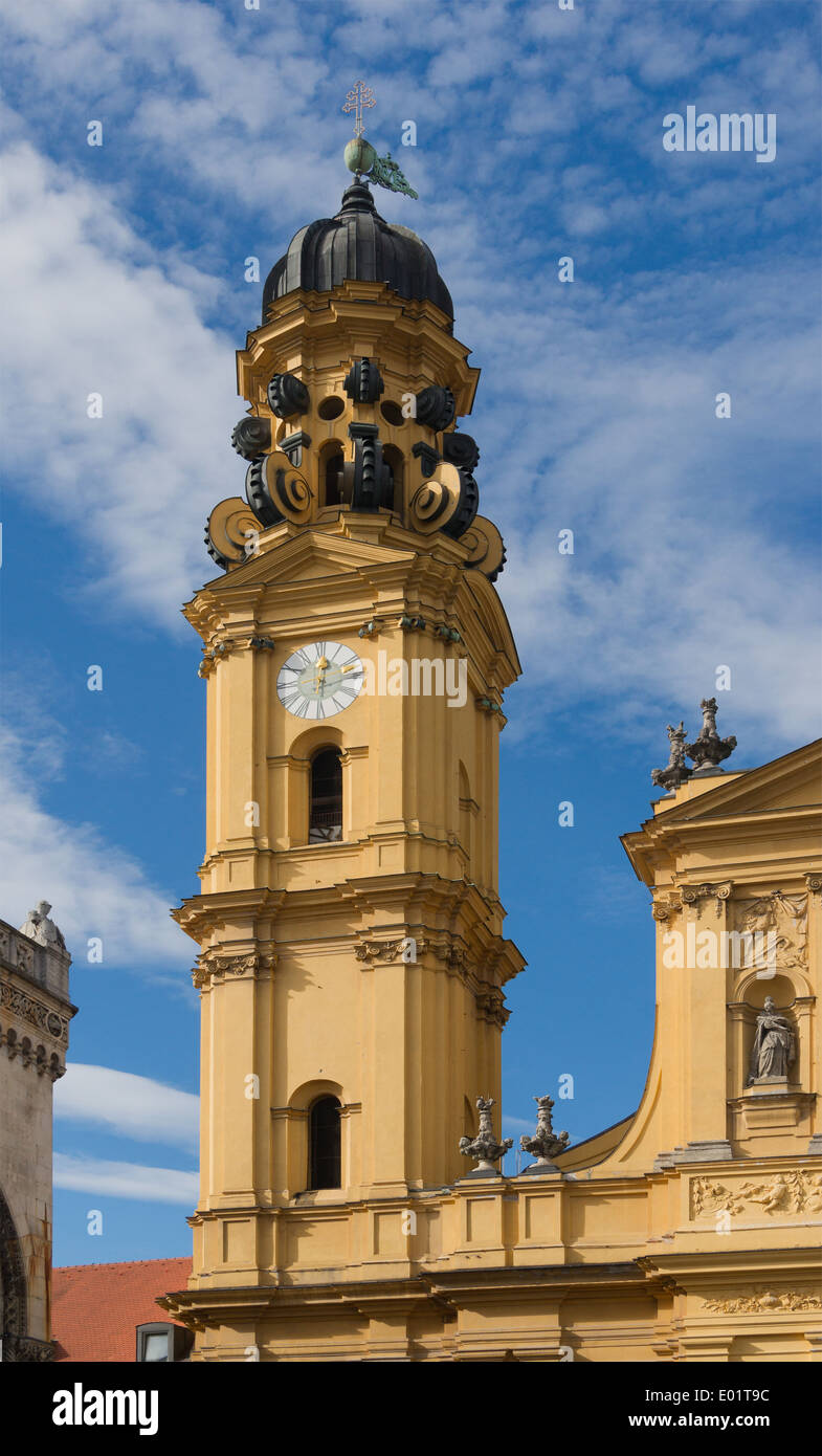 La tour sud de la Theatinerkirche, Munich, Bavière, Allemagne. Banque D'Images