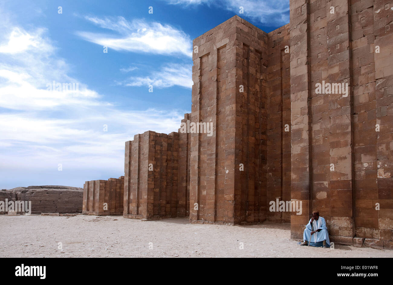 Saqqara pyramide,du roi Djéser (III° dyn.) Le complexe de l'enterrement du pharaon.Le mur de l'entrée principale. Banque D'Images