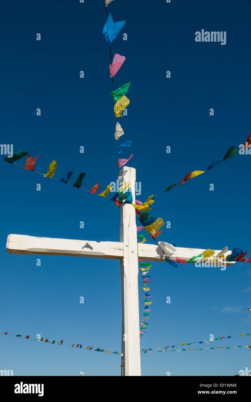 Pontal, Ilheus, Etat de Bahia, Brésil. Avec Croix en plastique coloré bunting soufflant dans la brise. Banque D'Images