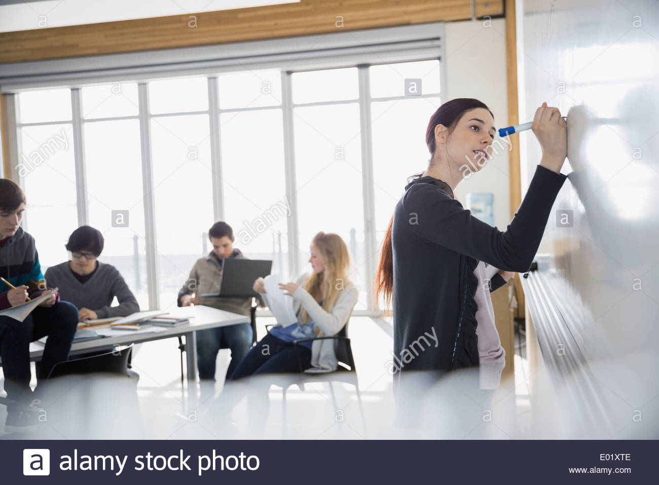 High school student at whiteboard in classroom Banque D'Images