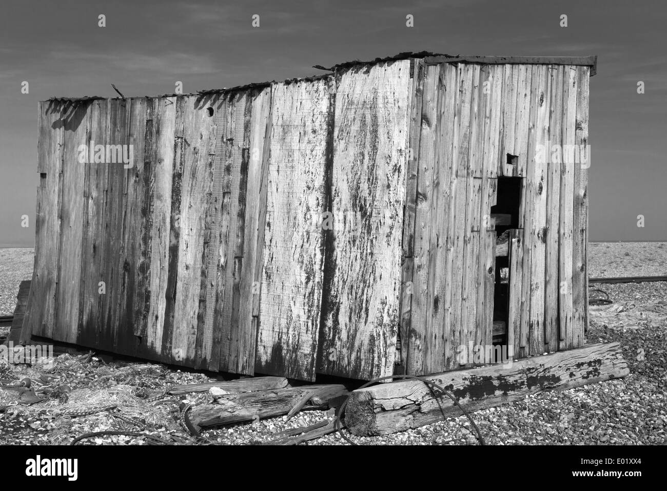 Cabane de pêcheur abandonnées sur la plage au printemps 2014 Kent dormeur Banque D'Images