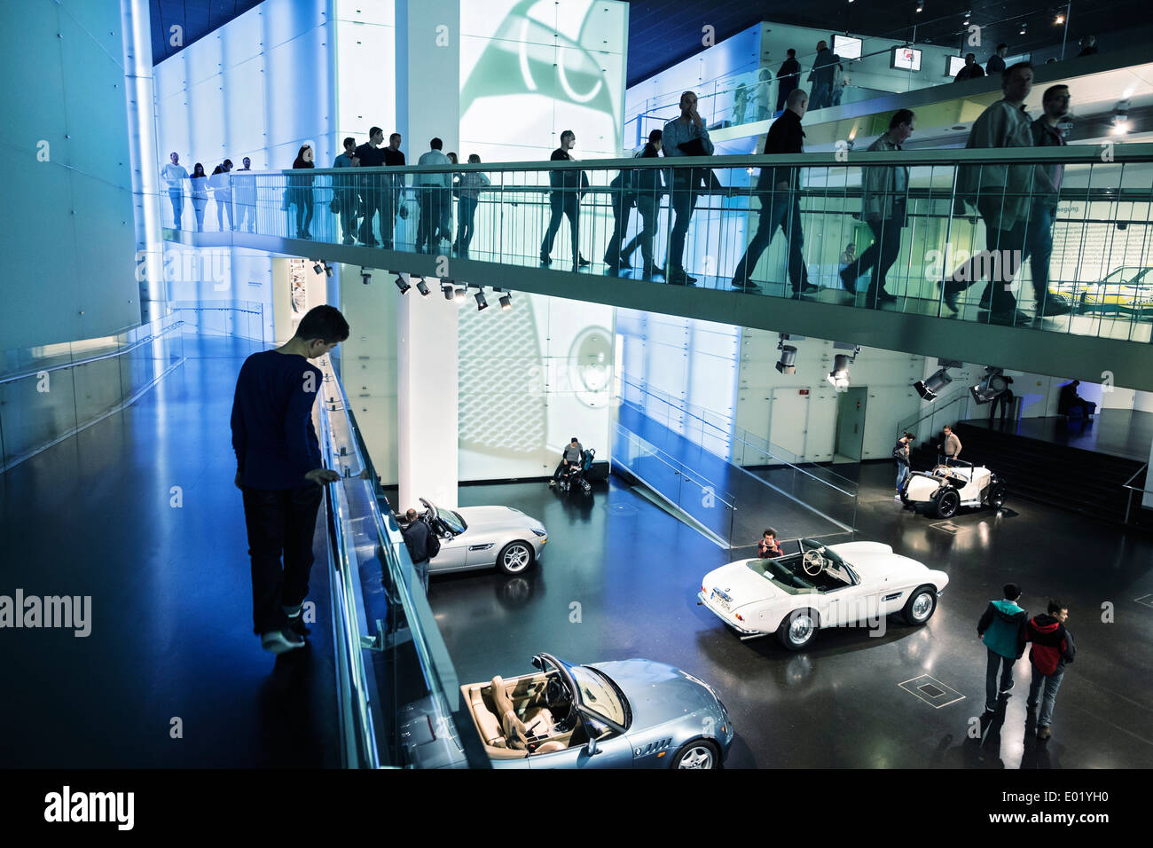 Intérieur du musée BMW à Munich Allemagne Banque D'Images