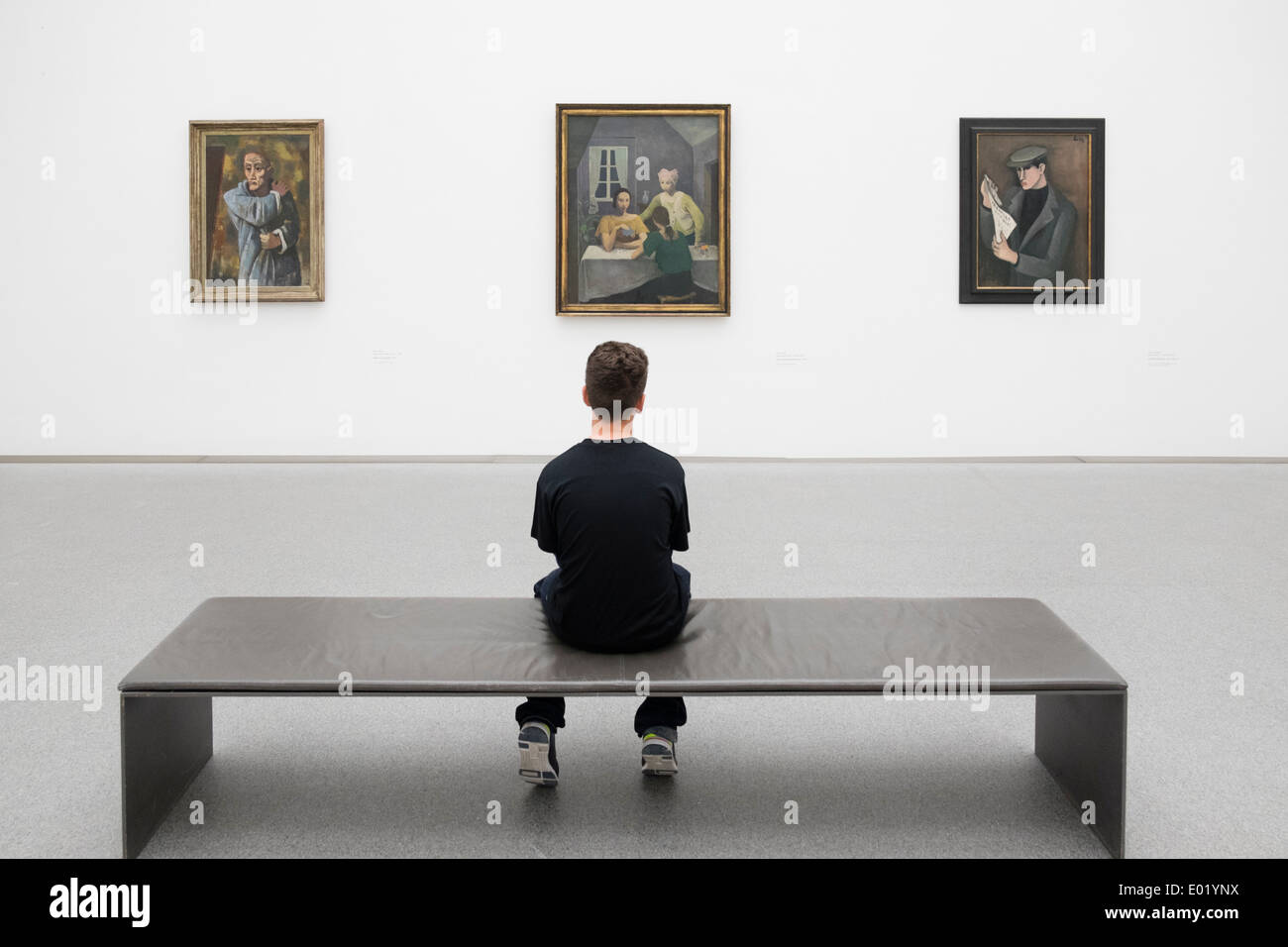 Garçon à la recherche de peintures au musée Pinakothek à Munich Allemagne Banque D'Images