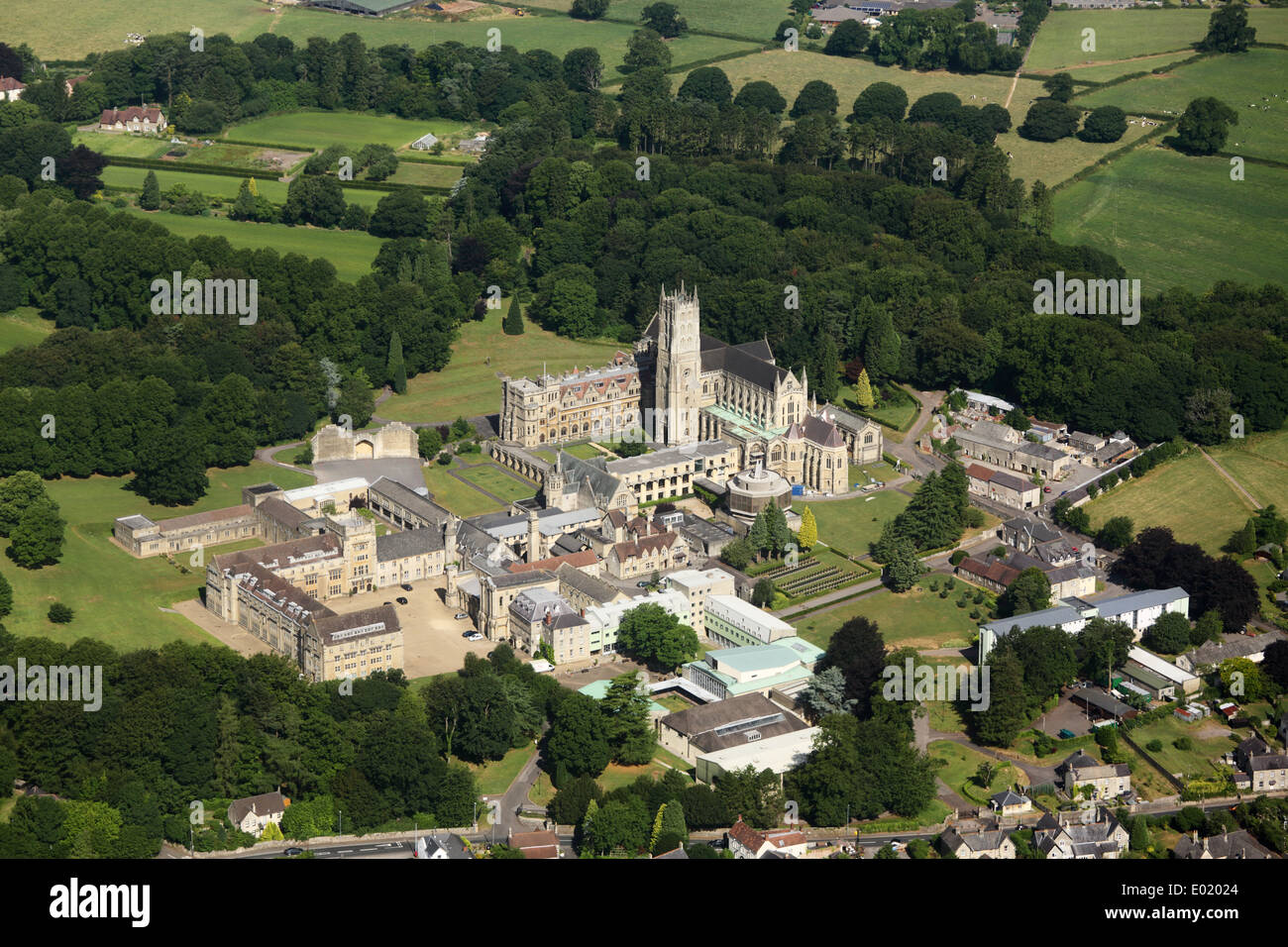 Vue aérienne de l'abbaye-école de baisse, Somerset Banque D'Images