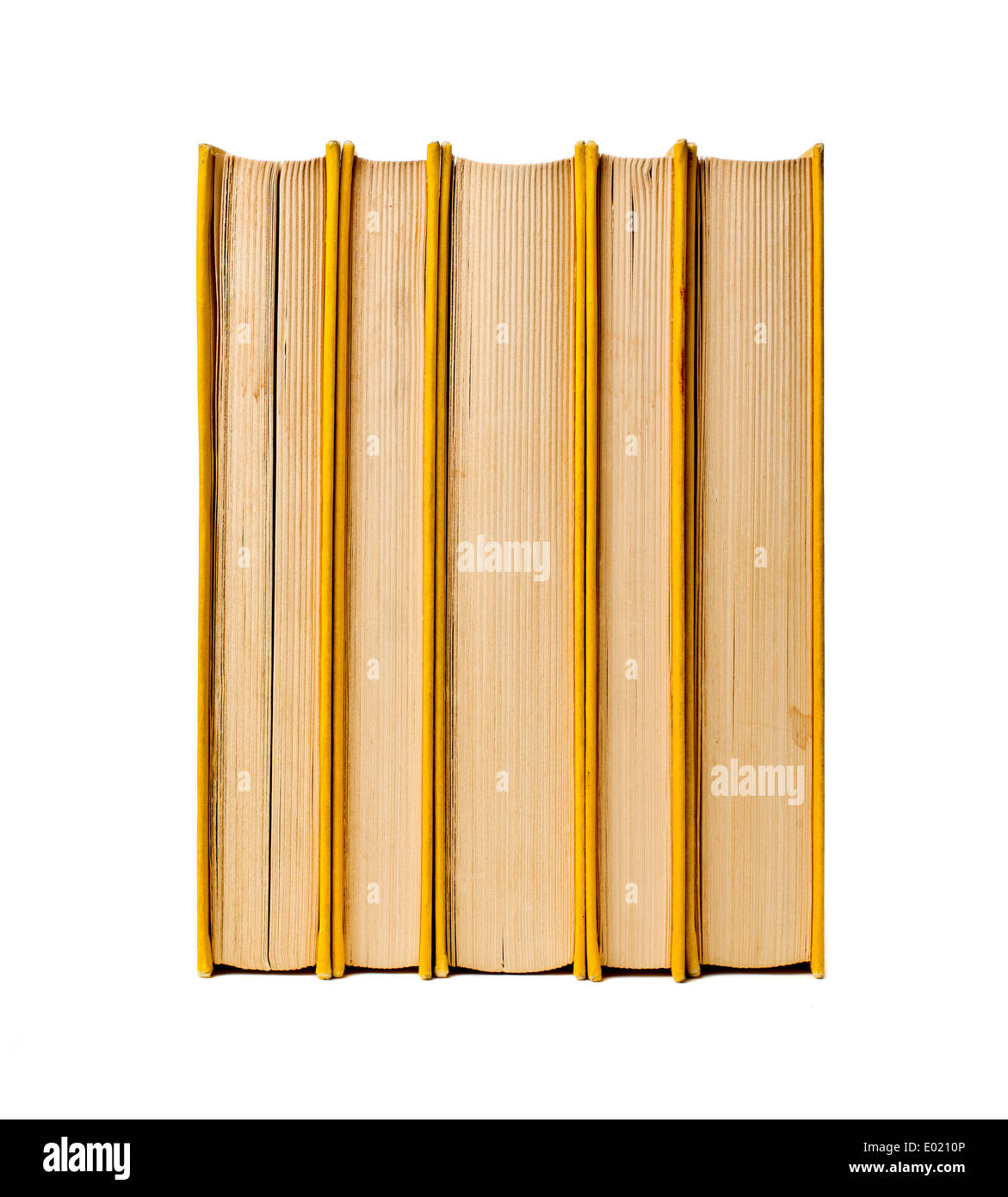 Pile de livres d'occasion livres reliés avec du jaune sur fond blanc Banque D'Images