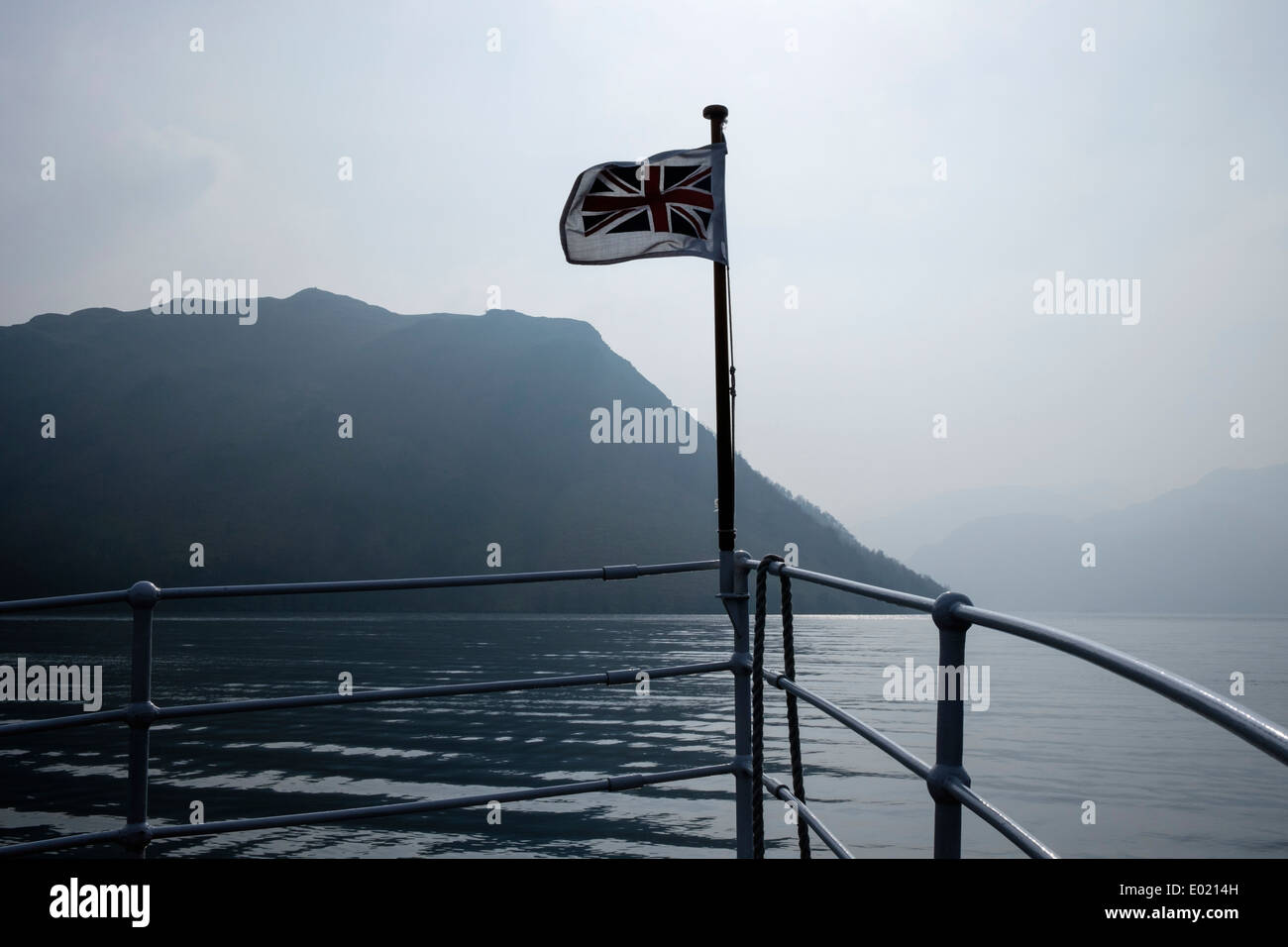 Drapeau britannique sur la proue du navire à vapeur Ullswater dans misty météo à Parc National de Lake District Cumbria England UK Grande-Bretagne Banque D'Images