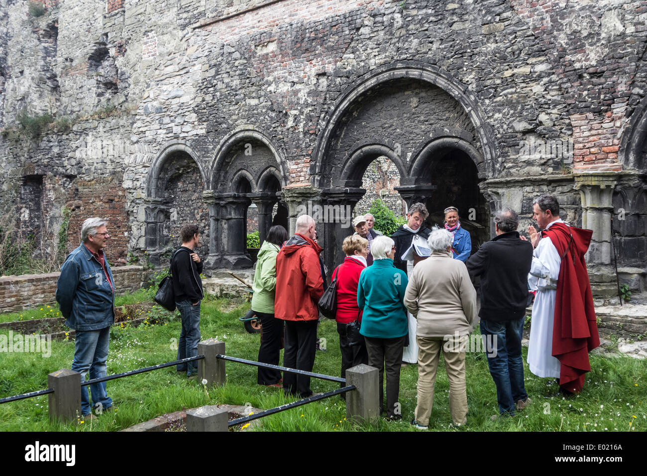 Guide habillé comme abbé de parler aux touristes à l'Sint-Baafsabdij / l'abbaye de Saint-bavon, Gand, Flandre orientale, Belgique Banque D'Images