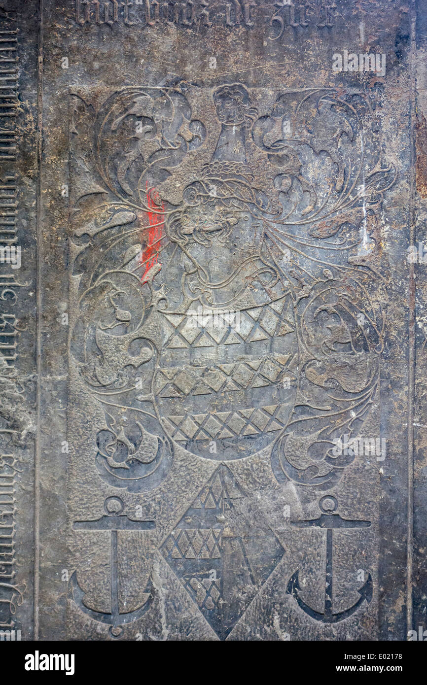 Pierre tombale médiévale au Sint-Baafsabdij / l'abbaye de Saint-bavon, Gand, Flandre orientale, Belgique Banque D'Images