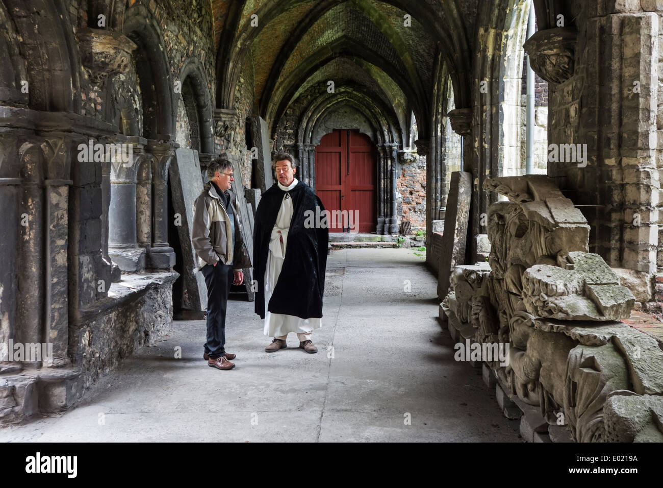 Guide habillé en moine pour parler à l'Sint-Baafsabdij / l'abbaye de Saint-bavon, Gand, Flandre orientale, Belgique Banque D'Images