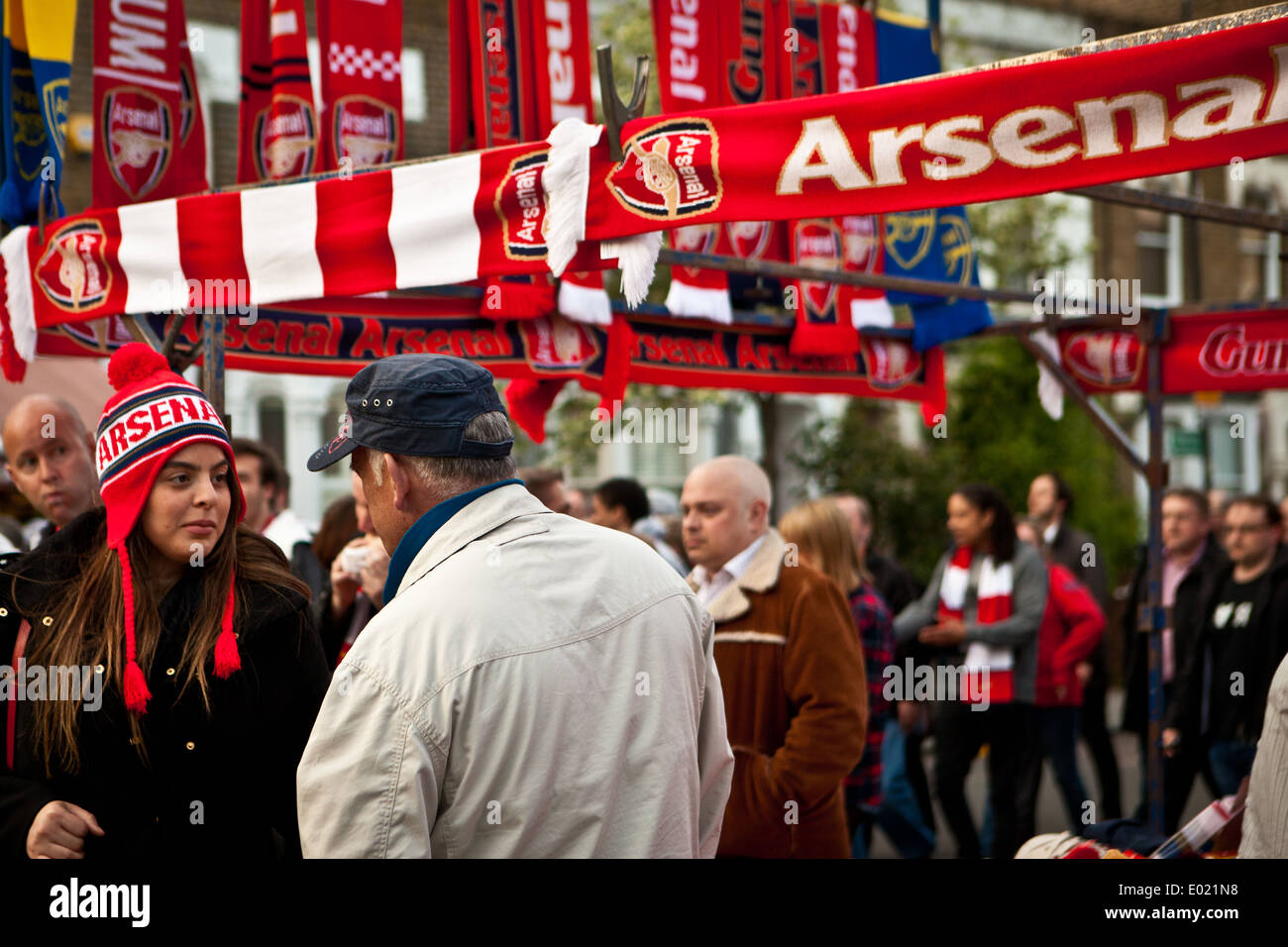 Une femme l'achat vente de marchandises Arsenal sur Gillespie Road Banque D'Images