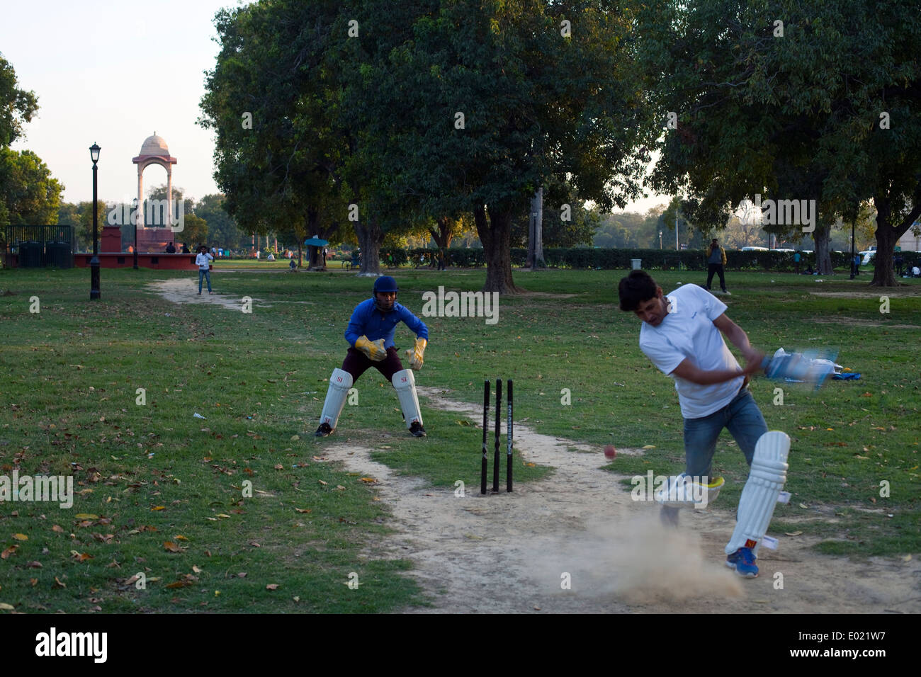 Les garçons jouer au cricket dans le parc à la porte de l'Inde, New Delhi, Inde Banque D'Images